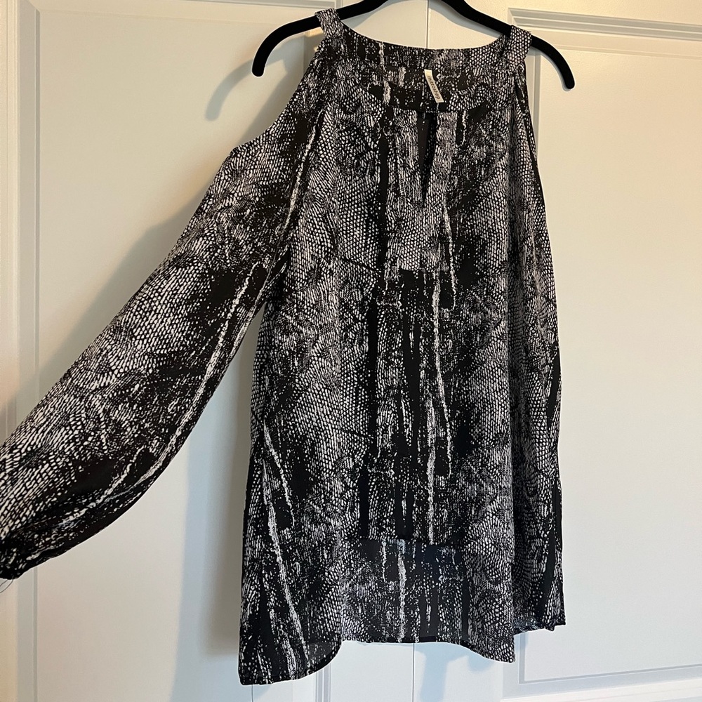 Snake skin open shoulder long sleeve